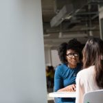 目を見て人と話すのが苦手な人へ…対処法と大切な要素とは?